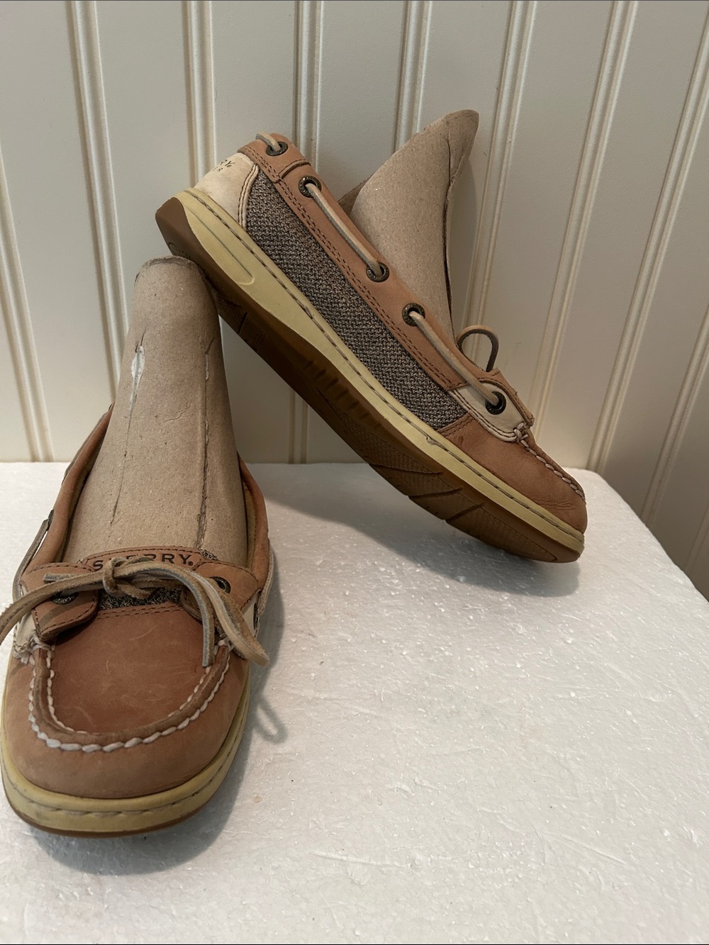 Sperry Tan Leather Women’s Boat Shoes  with trim side fabric Detail size 7.5